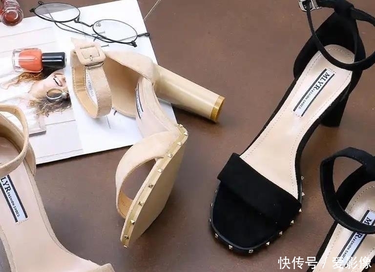 美女@美女们都爱穿的一字扣高跟凉鞋,简约又精致,一双足以靓丽一夏天