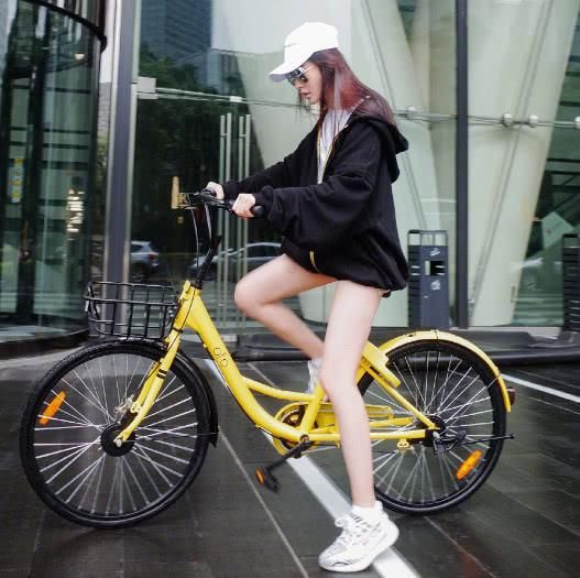 张天爱的空气刘海要火啦，显瘦显嫩如换脸，想知道谁给她做的头发