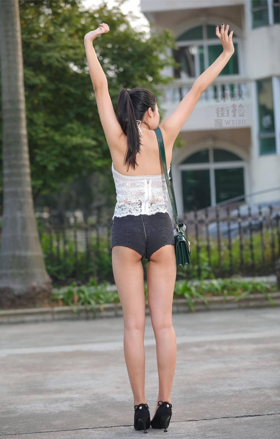 美女蕾丝背心搭超短裤，这大长腿小蛮腰小翘臀是不是很诱人？