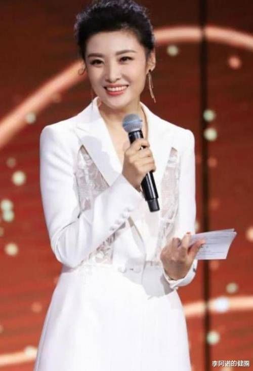  『主持』34岁离婚36岁嫁入豪门，央视第一美女51岁高调复出，依旧美得发光