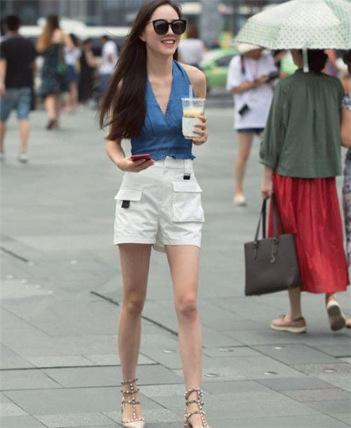  『气质』街拍：可爱美少女，无袖上衣搭配裙子，展现出与众不同的气质