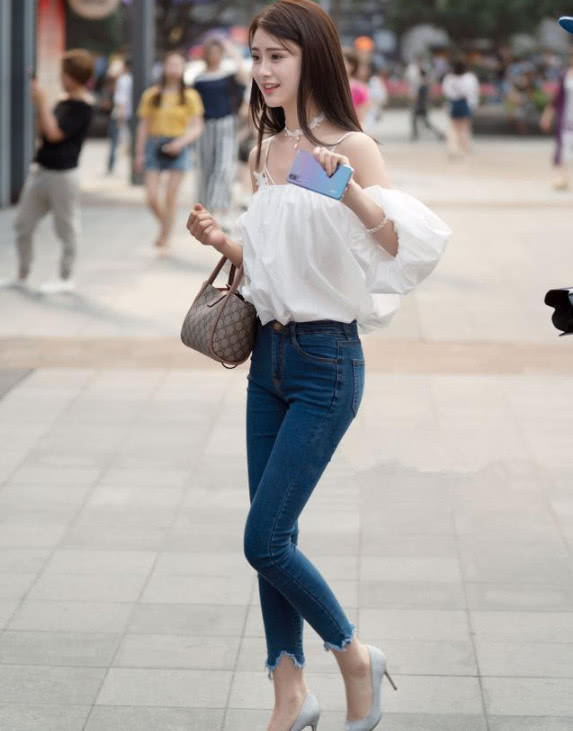 街拍：穿着婀娜多姿的小姐姐，性感迷人尽显女神范！