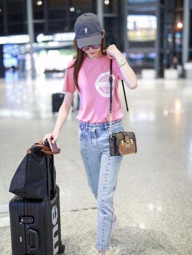 唐嫣也有挑错裤子的时候，她穿这条裤子，腿看起来一只粗一只细!