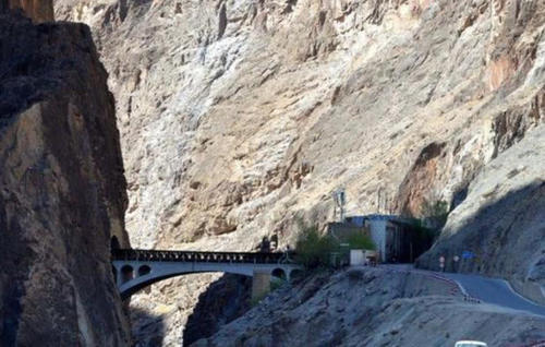 唯一一座不准拍照的大桥，24小时派军守护，为建桥牺牲一个排！