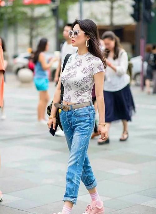  『气质』街拍：天生丽质的美女，一件浅灰色上衣配格子短裙，青春靓丽气质