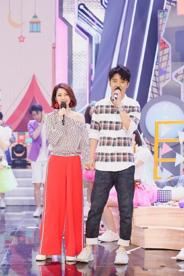 除了年轻，张丹峰的经纪人就个普通女孩，而洪欣可不是普通女人