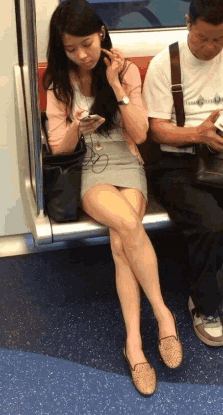 街拍: 地铁上的小姐姐, 裙子不长好尴尬, 一直在调整姿势。