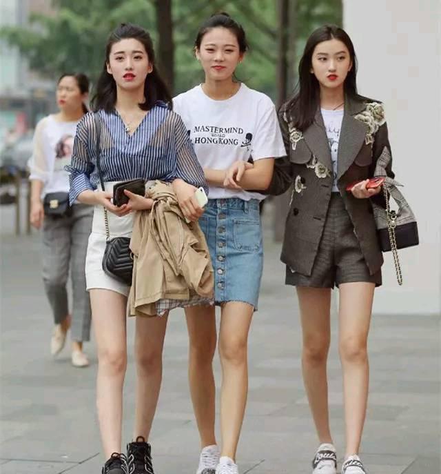 路人街拍： 穿潮流紫色的小姐姐，虽然矮一些，玉腿可不短