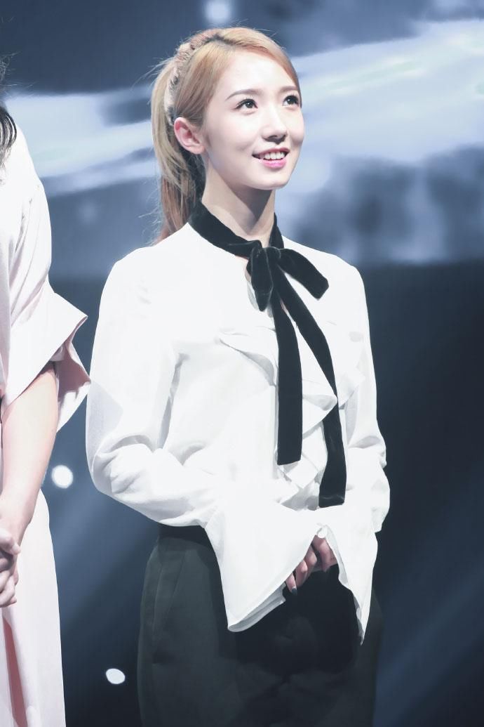 孟美岐性感饭拍写真图片