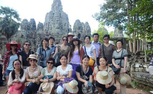 人民币10000块兑换582万瑞尔，在柬埔寨能做啥？当地导游这样说的