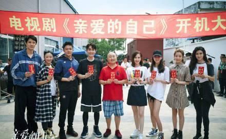 刘诗诗忙着复工,吴奇隆忙着离休,两鬓斑白还发