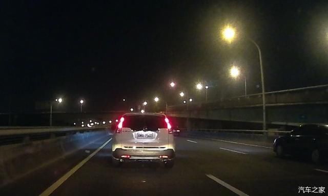  「高速」晚上在高速公路开车能开近光灯吗？老司机：看完你就明