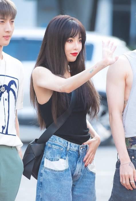 韩国女神金泫雅纤纤细腰，裤子都快兜不住了，网友：拿盆接鼻血！