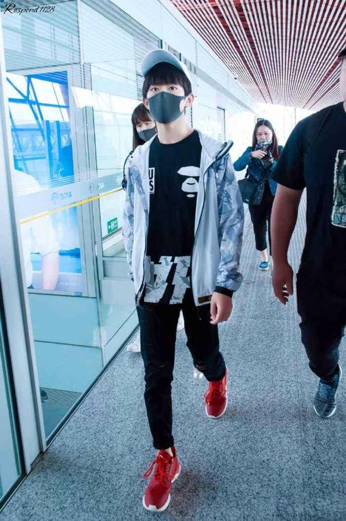 易烊千玺火到国外，带猫咪拍广告，一身潮装让韩国机场都瘫痪了!