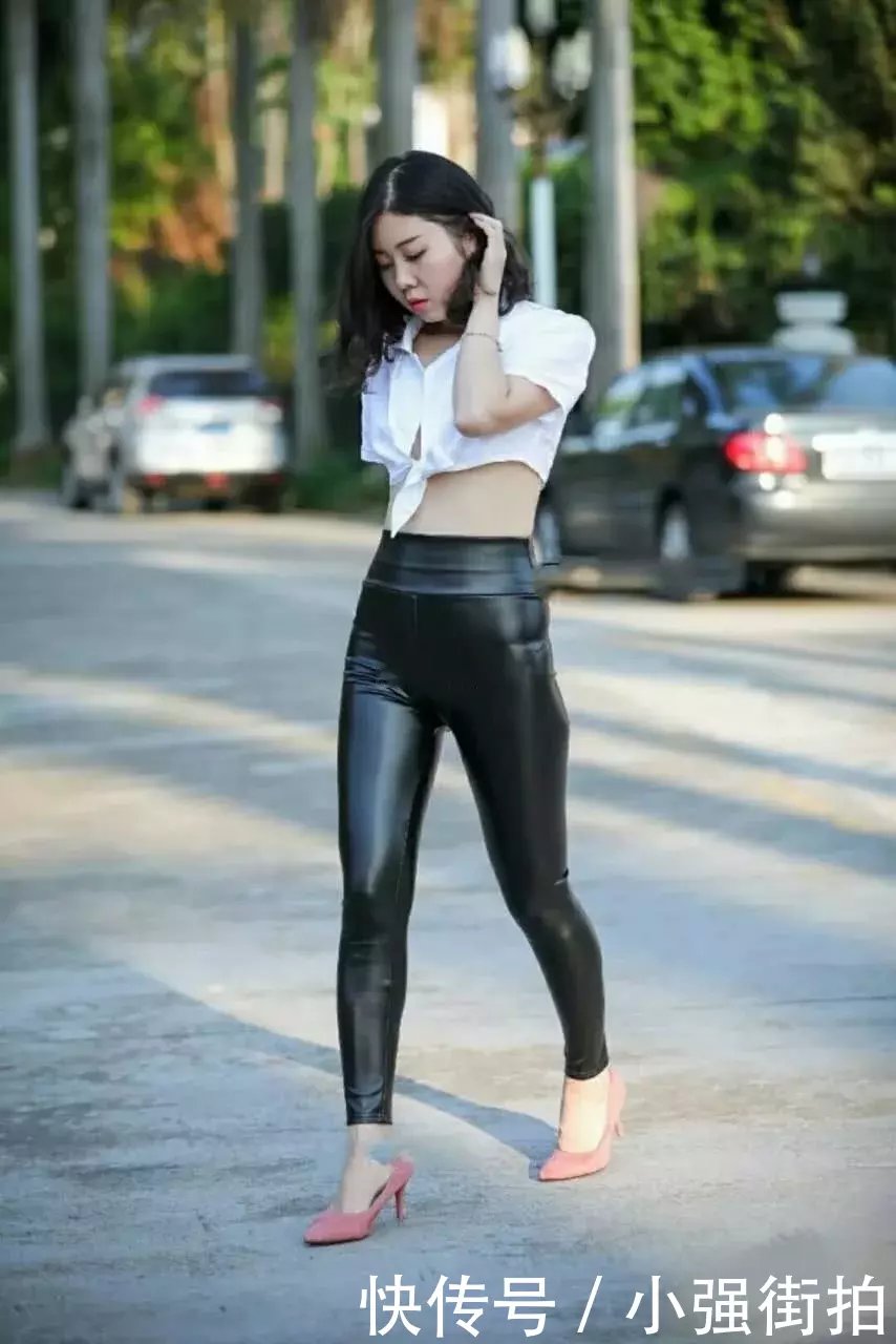 婴儿肥小姐姐紧身皮裤性感出街大秀完美好身材,摇摆的姿态很有韵