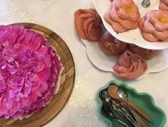  小院：不争朝夕，只闻花香，她花费12年缔造了一座繁花小院