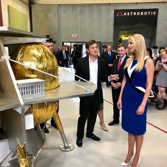 36岁伊万卡厉害了，这么紧的裙子都敢穿，勒出赘肉竟一点也不尴尬