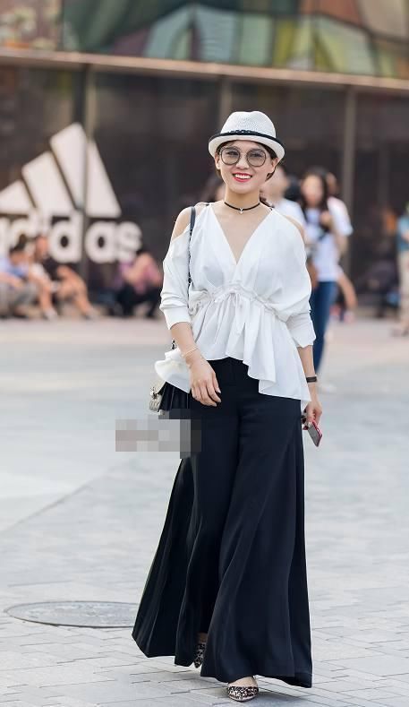 街拍:落落大方的笑容，衬托出她女王的气质，真是女人味十足!