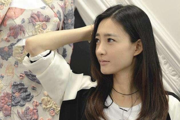 素颜女神王丽坤，穿粉色连体裤配黑网袜，被网友吐槽像抠脚大婶