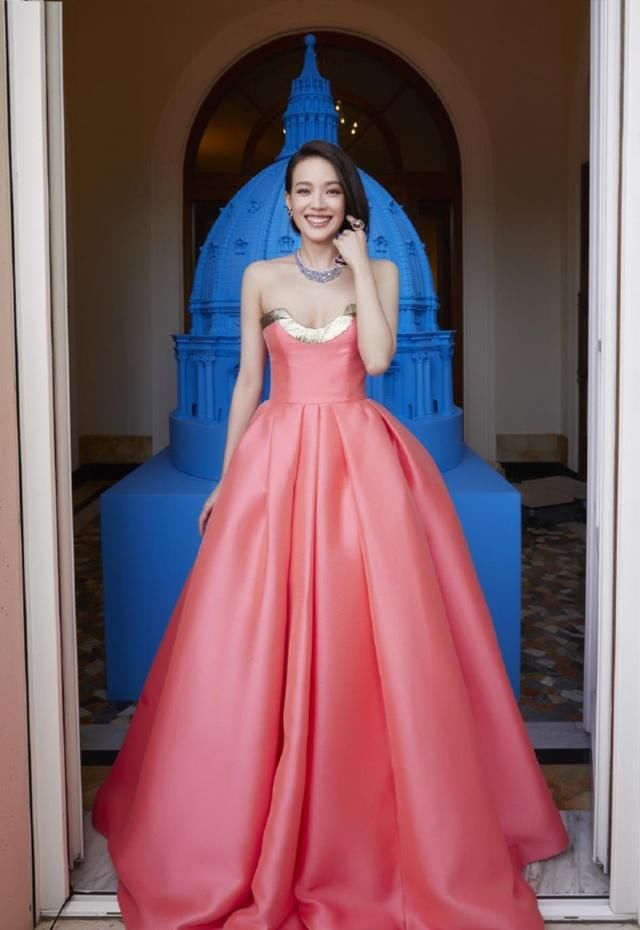 高圆圆新发型太嫩,性感吊带穿出清纯味道!舒淇粉色礼服太惊艳!