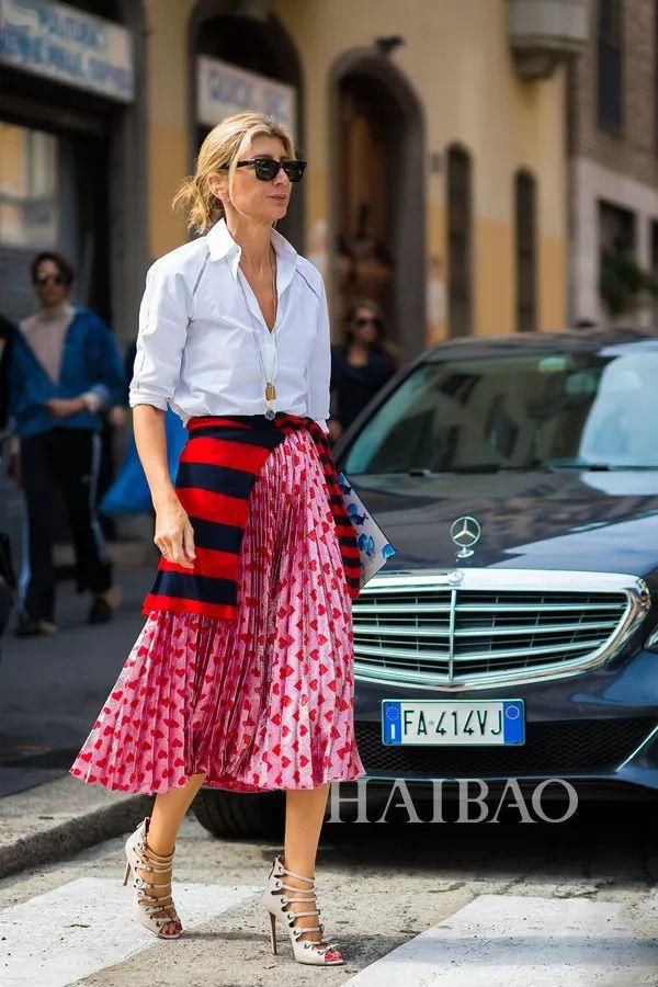 白色上装+亮色下装的三种穿搭方式，减龄显瘦正流行，贝嫂肯豆都