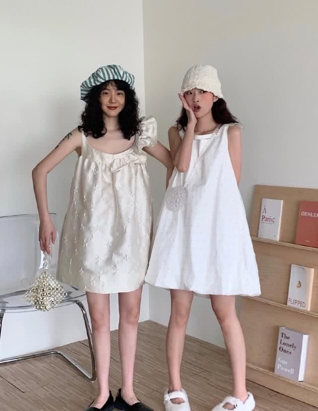 「时髦靓丽」闺蜜的春夏风情出游穿搭,色彩鲜明青春靓丽,明星潮人都在穿