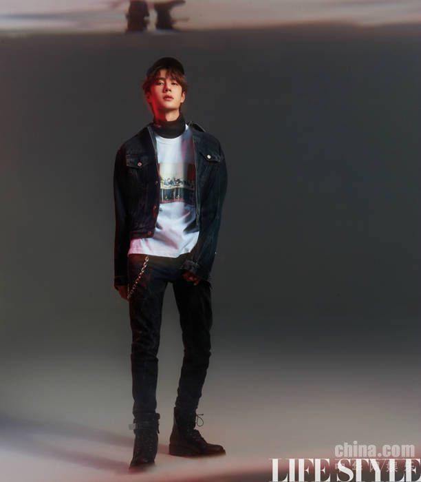 王一博登时尚杂志封面 红光氤氲里尽展偶像型格
