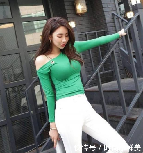 迷人优雅的紧身打底裤小姐姐，女性魅力展现十足，显现高挑身材！