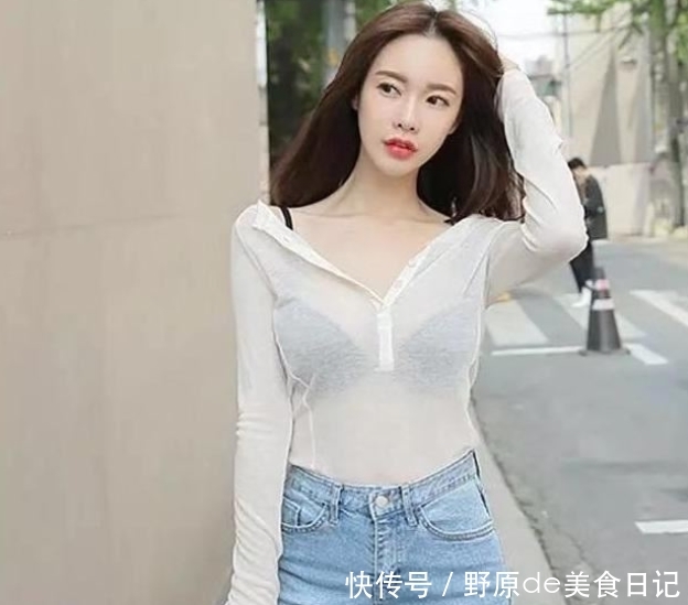  粉色：美目盼兮的美女，一件粉色背心配白色短裤，时尚性感迷人