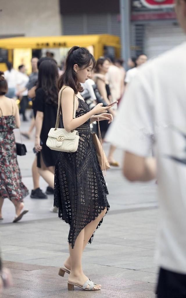 街拍:连衣裙的美不仅可以修饰大长腿,更能彰显女人味十足!