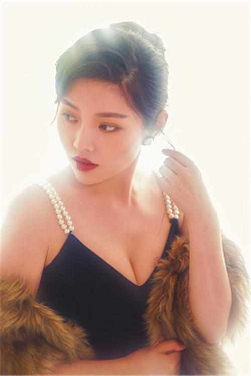 徐冬冬太会穿衣, 简单白T恤也这么显身材? 网友: 淡定不了了!