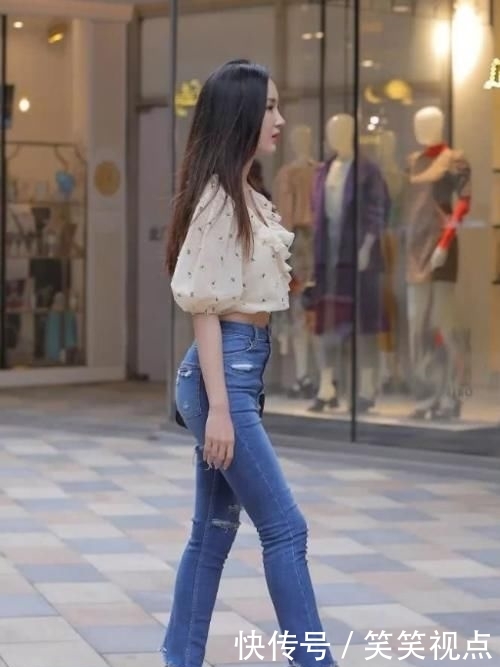  「位小姐姐」白色花纹搭配牛仔，时尚又不失魅力，彰显东方女性时尚魅力