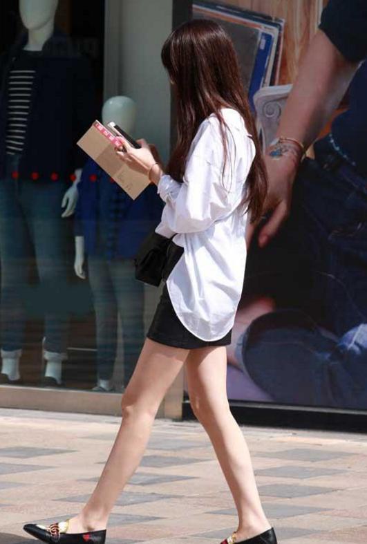 街拍:这个女孩眉宇之间有种超越了她年龄的惊人的美丽