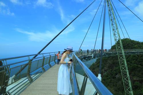 世界上最惊险的大桥，整个大桥只用一根支柱支撑，被称天空之桥