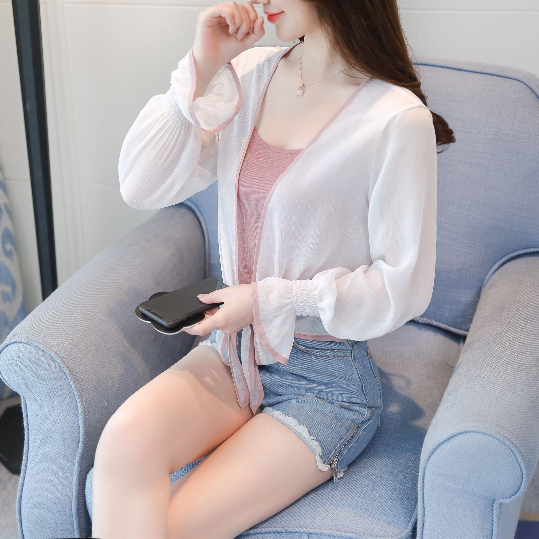 上海女人就是会穿，开衫搭小背心直接穿出门，洋气减龄有活力，美