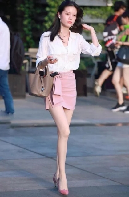  美女|街拍：身形有致的美女，走在哪里都是焦点