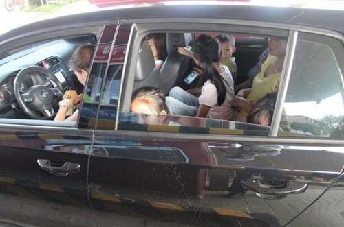  公交车：公交车“人挤人”不罚，私家车抱孩子就超载，这合理吗