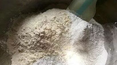 [制作方法]民间最“土”的4种钓鲫鱼饵料，尤其最后一种，钓鲫鱼效果最佳！