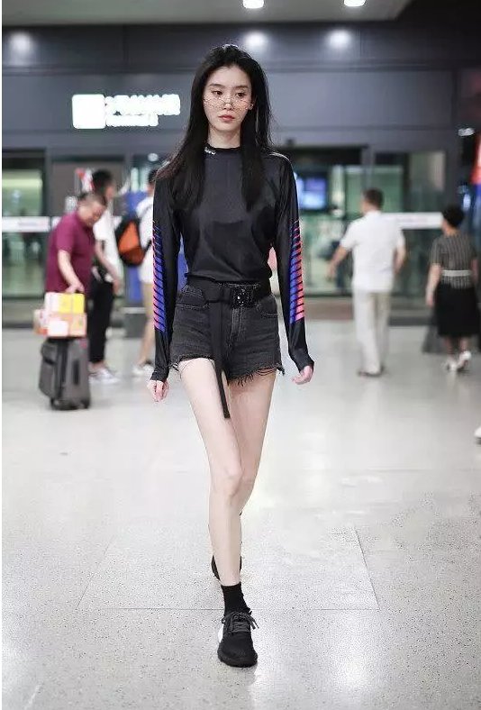 奚梦瑶到底有多瘦?这么窄的短裤都穿不满，网友:有没有100斤?