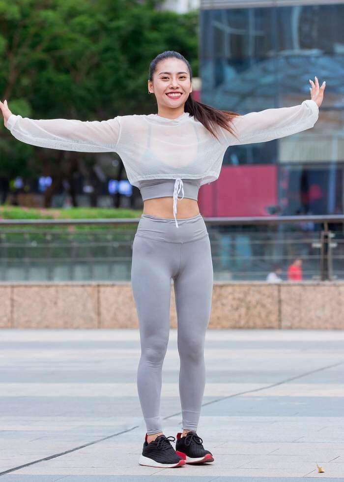 街拍: 穿紧身裤的爱笑女孩, 好身材挡不住