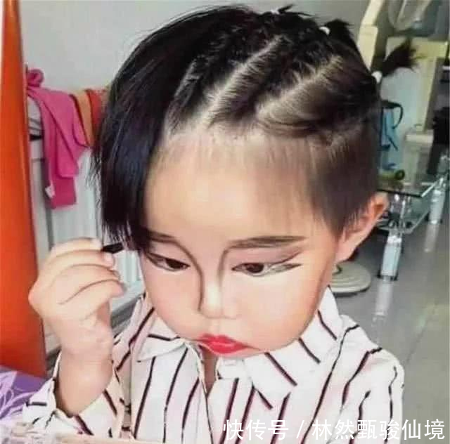 「捣蛋的孩子」熊孩子趁妈妈出门,偷拿护肤品玩,妈妈回家看到这画面欲哭无泪