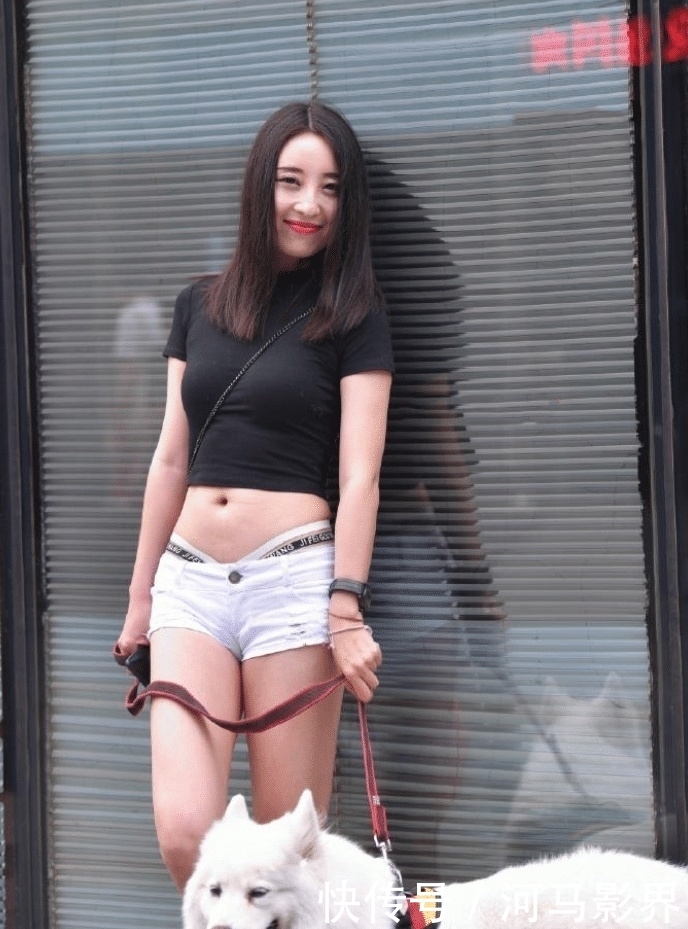  美女■街拍：自带微笑的美女搭配牛仔短裤，秀出青春活力范，尽显性感女人味