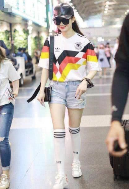 戚薇太狠了！这么紧的“运动袜”穿进去，网友：赘肉都勒出来了