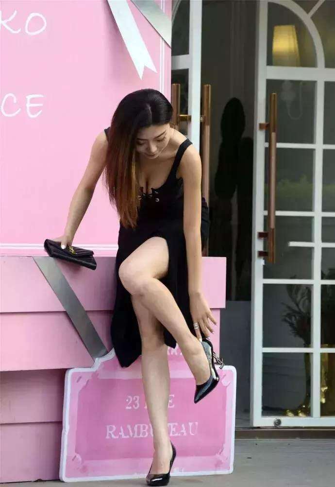 街拍: 身材丰满的辣妈, 你这动作很容易出丑的