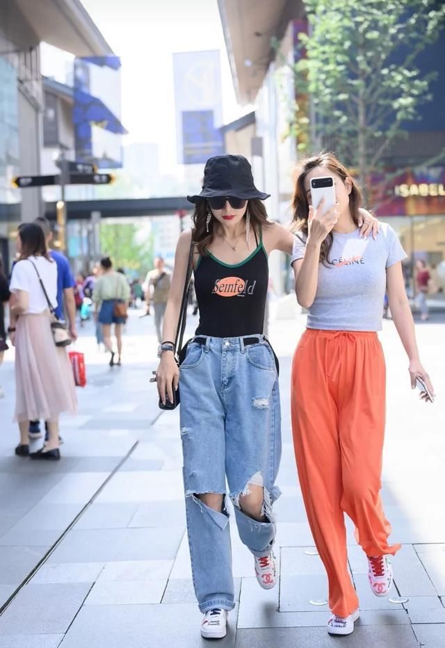 关键:街头潮女的时尚美搭,个性很重要,好身材才是关键