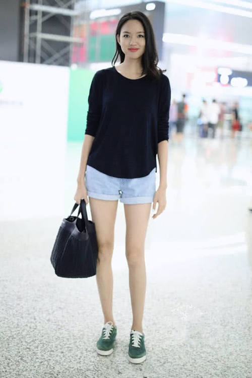 张梓琳把裤头提到腰围,满满都是长腿既视感,说她超过两米我都信!