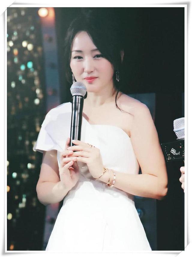 47岁杨钰莹绝了！只不过剪了短发瞬间年轻20岁，网友：太让人惊艳