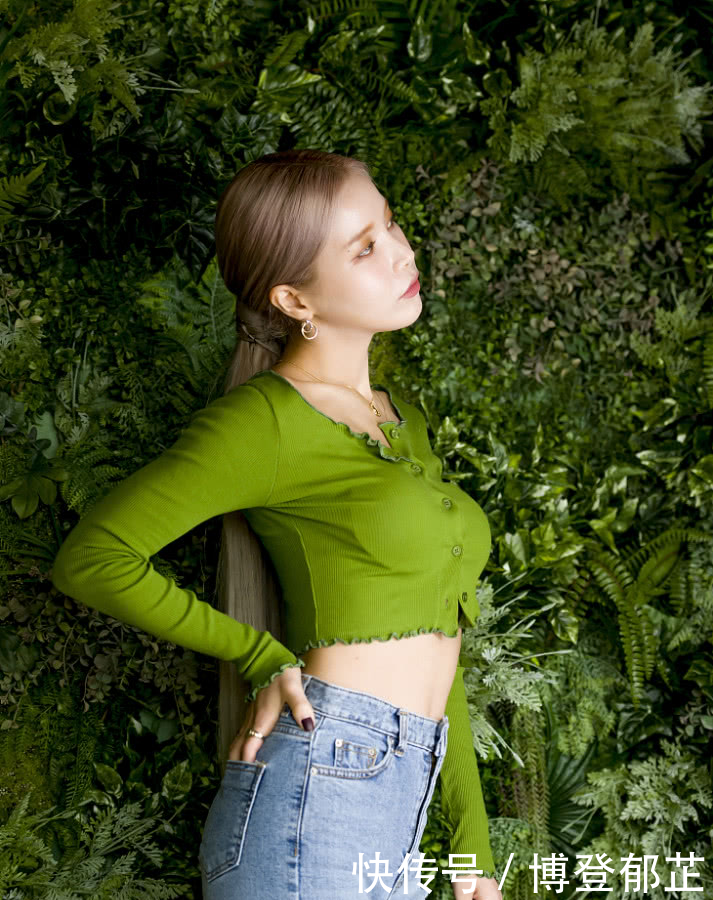「CropTop」金容仙:草绿色CropTop搭配牛仔裤热辣养眼