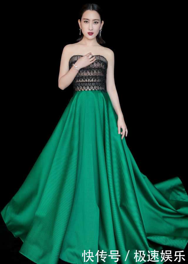 马苏素颜亮相似大妈，却特意装嫩穿热裤显尴尬，这腿肯定没P过！