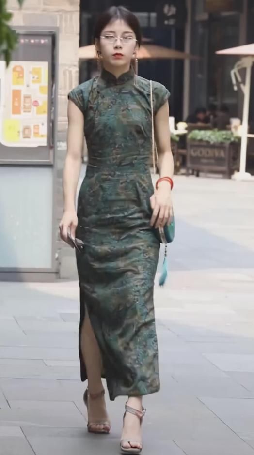 气质:原来“小腿粗”真不适合穿旗袍,高跟鞋也不顶用,一走路气质全无